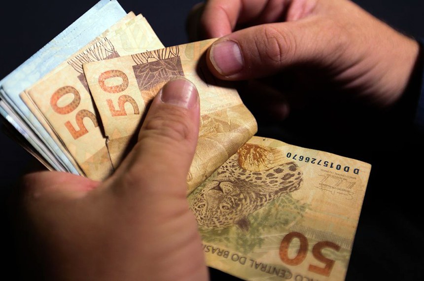 Salário de julho deve ser pago até quinta-feira (6); veja o que diz a CLT